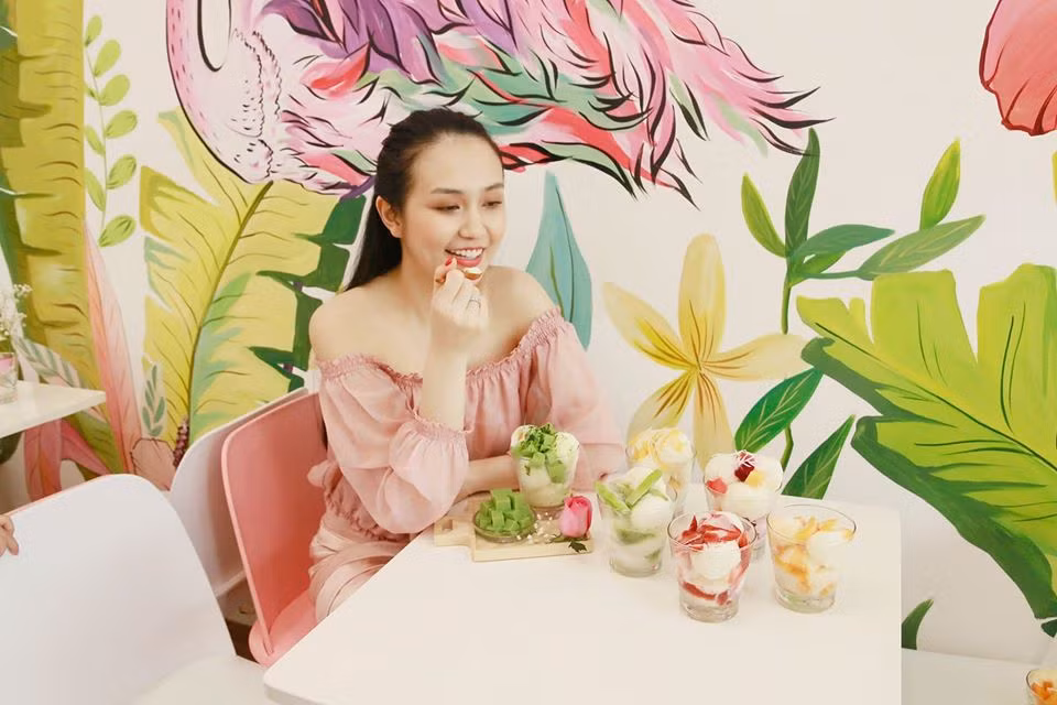 Người đẹp 30 tuổi khoe bờ vai thon trắng nõn trong chiếc áo trễ nải.