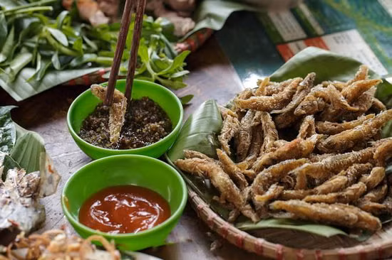 Cá suối: Món cá suối Mộc Châu có nguyên liệu là những chú cá suối có mình và miệng tròn vo, thân hình bé như ngón tay được đánh bắt đem về chiên vàng hoặc kẹp vào thanh tre đem nướng trên bếp than hồng. Khi cá chín có mùi thơm của thịt, lớp thịt chín vàng và ngọt. Cá nướng được chấm với nước mắm ăn cả đầu lẫn xương nhai giòn tan. Ảnh: Internet.