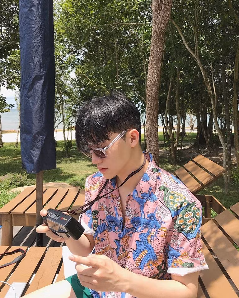 Những chiếc áo hoa lá cành để đi du lịch biển thường không thể thiếu trong tủ đồ của Lee Yoo Ahn.