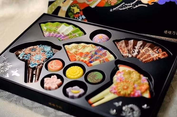 Một số cô gái ở Nhật thường thêm một vài thành phần kỳ lạ trong món socola "honmei choco" handmade là máu, nước mắt, nước bọt, móng tay, tóc... Theo quan niệm ở Nhật, những cô gái đang yêu đơn phương, để chàng trai "uống máu" mình sẽ sớm khiến trái tim anh ta bị chinh phục. Do vậy, họ thường tạo nên món socola kinh dị thêm máu.