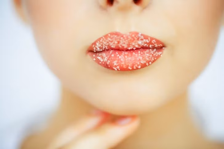 Một mẹo để có đôi môi mềm mượt trước khi tô son đó là tẩy tế bào chết cho môi. Bạn có thể tự chế hỗn hợp tẩy tế bào chết cho môi bằng hỗn hợp đường thô và mật ong.