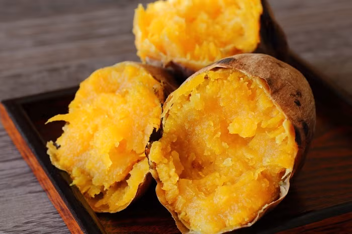 Khoai lang nướng: Hương thơm lan tỏa từng ngóc ngách của những củ khoai lang nướng nhắc nhở người Nhật rằng mùa thu đã đến. Vào thời điểm này, khoai có độ dẻo, vị ngọt và thơm rất hấp dẫn. Thêm vào đó khi nướng trên ngọn lửa than, lớp vỏ cháy xém mang đến chút bùi bùi đầy kích thích.
