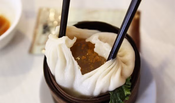 Sau khi hút xong nước, bạn có thể dùng đũa hay dĩa để ăn vỏ và phần nhân còn lại như một chiếc bánh thông thường. Bánh thường được ăn kèm xì dầu hay một loại nước sốt hơi chua chua.