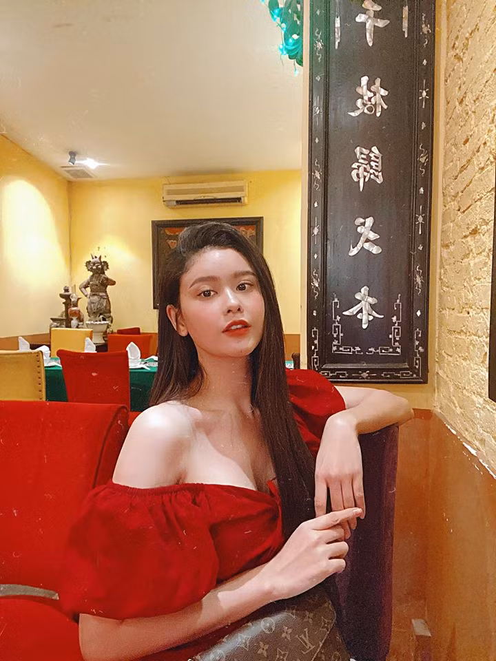 Thời gian gần đây, khi xuất hiện trong các sự kiện giải trí, cô luôn mặc những bộ đầm trễ nải khoe được lợi thế vóc dáng.