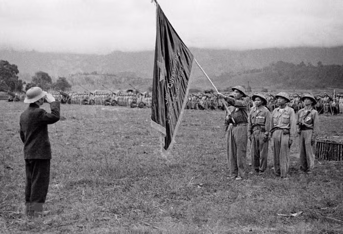Bac Ho va Dai tuong Vo Nguyen Giap trong Chien dich Dien Bien Phu-Hinh-12
