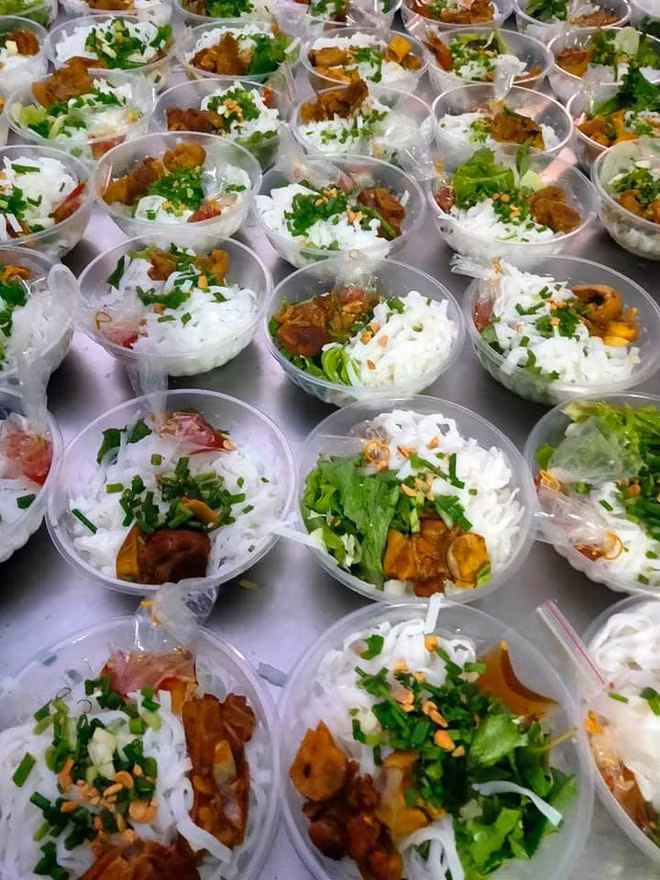 Bữa sáng tại khu cách ly thuộc trung đoàn 812, tỉnh Bình Thuận khiến người xem phát thèm.