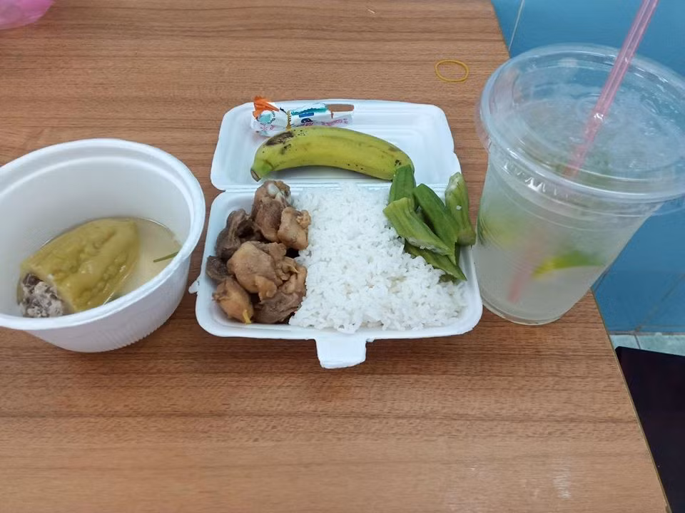 Bữa cơm khá "thịnh soạn” tại khu cách ly Covid-19 ở Cần Giờ, TP.HCM.