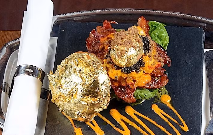 Cận cảnh chiếc bánh burger bọc vàng giá 37 triệu đồng.