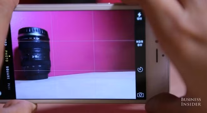 Bạn cũng có thể dùng nút âm lượng trên cạnh iPhone để chụp. Lúc này, nhờ cầm iPhone hai tay nên ảnh sẽ đỡ rung hơn.