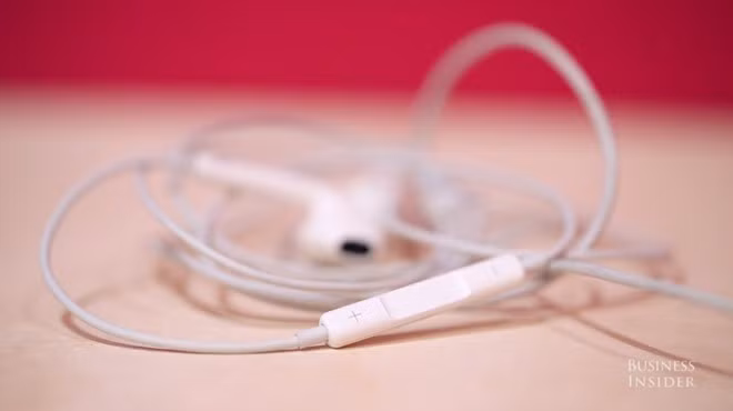 Nếu dùng tai nghe Apple, bạn có thể nhấn nút âm lượng trên dây để chụp ảnh, quay video.