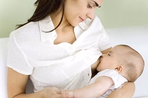 Cho bú sứa mẹ trong ít nhất 4 đến 6 tháng đầu sau sinh nếu có thể, đặc biệt với các trẻ có nguy cơ cao bị dị ứng sữa bột.