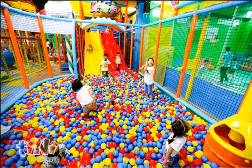 Một điểm vui chơi lý tưởng khác cho bé vui chơi ngày 1/6 là thế giới trò chơi tiniworld (Indochine Plaza Hà Nội).