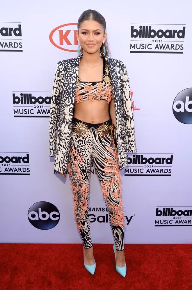 Không ít lần ngôi sao 18 tuổi Zendaya lọt vào nhóm mặc xấu và lần này cũng không phải ngoại lệ. Bộ đồ của cô nàng gây rối mắt với nhiều họa tiết lẫn lộn.
