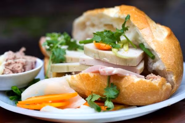 Dù có nhiều loại giò, chả để khách lựa chọn, nhưng loại chả được ưa chuộng nhất vẫn là chả mỡ với độ béo, bùi, giòn vừa phải. Chả ngon, bánh mì giòn lại được kẹp thêm nộm chua, xốt mayonnaise tự làm đặc sánh, bèo bùi, tương ớt khiến chiếc bánh mì ở đây thực sự rất chất lượng so với mức giá 20 ngàn đồng/ chiếc. Bánh mì Lê Đại Hành bán từ sáng đến chiều tối.