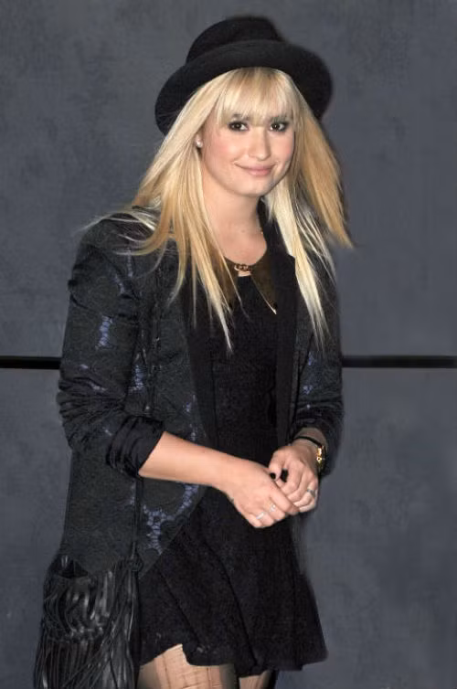 Demi Lovato thật dễ thương với mũ pork pie.