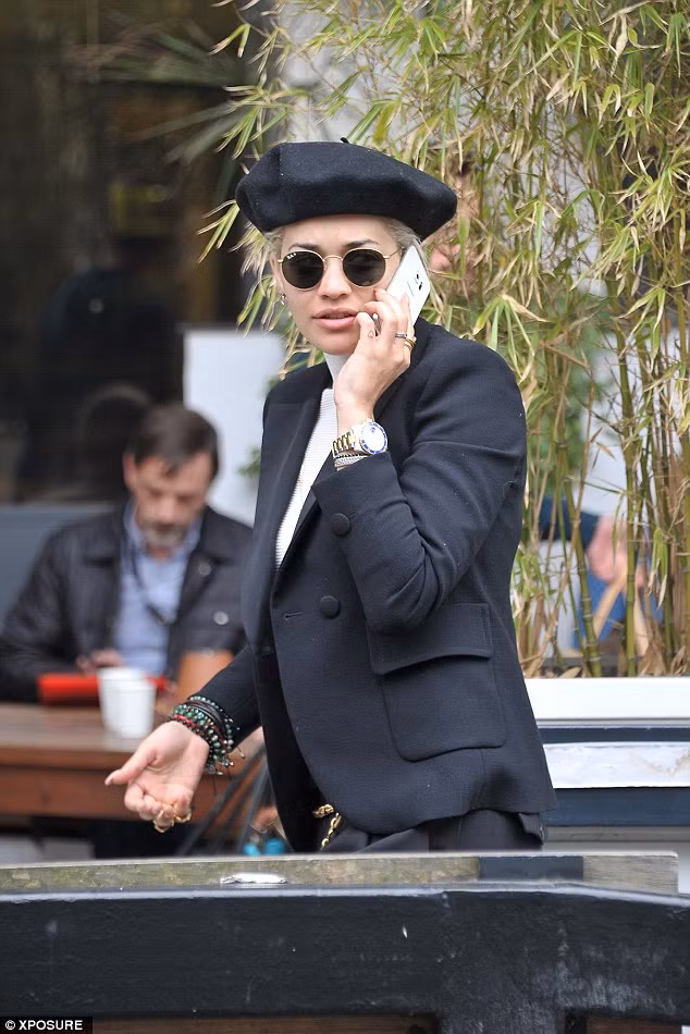 Rita Ora duyên dáng hơn khi phối mũ nồi với bộ suit lịch lãm.