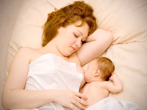 Không cho con bú sữa mẹ. Cho con bú từ 1 đến 2 năm làm giảm ung thư cho cả vú và buồng trứng, việc này không nhất thiết phải diễn ra liên tục. Giống như trong thời kỳ mang thai, bạn ít có khả năng rụng trứng trong khi bạn đang cho con bú, do đó làm giảm nguy cơ ung thư buồng trứng