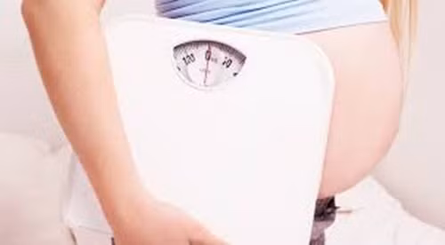 Trong ba tháng đầu của thai kỳ, người mẹ nên tăng 1kg, ba tháng giữa tăng 5kg, ba tháng cuối tăng 6kg. Có nhiều bà mẹ ít tăng cân hoặc không tăng cân trong 3 tháng đầu thai kỳ vì bị nghén nhưng phần lớn vẫn tăng được 0,9 – 1,8kg.