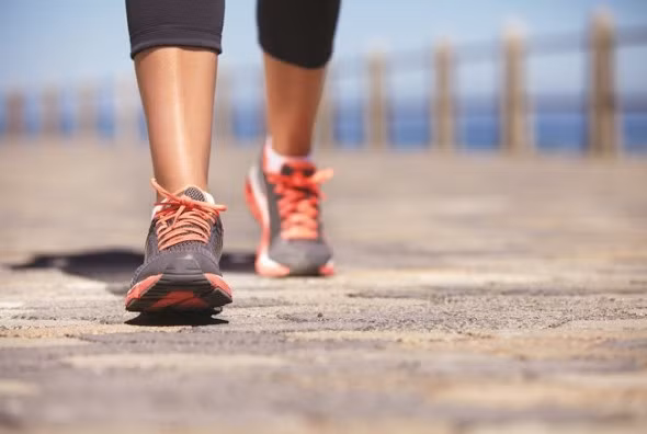 Kiểm tra bước đi. Nếu bạn có thể đi bộ 500m trong vòng 6 phút thì tim mạch khỏe mạnh nhưng nếu bạn chỉ đi được ít hơn 200m trong 6 phút thì bạn cần đến bác sỹ để tìm ra những căn bệnh tiềm ẩn.