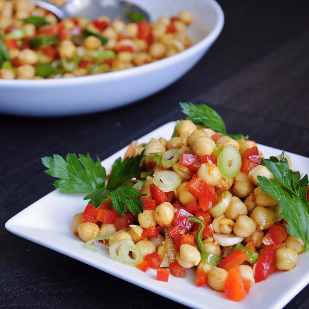Salad đậu. Bí quyết để có món salad ngon này là hãy cho thêm những loại dầu chứa omega 3 như dầu ô liu, các loại thảo mộc, nước cốt chanh. Tất cả những loại này đều rất tốt cho gan.