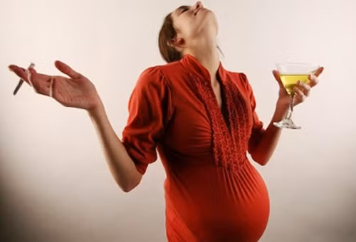 Dùng chất kích thích. Rượu hoặc thuốc lá có thể truyền bệnh thông qua bào thai và gây hại đến sự phát triển của thai nhi. Những dị tật thai nhi thường gặp phải khi mẹ uống quá nhiều rượu là đầu nhỏ, dị tật ở tai, mũi và môi.