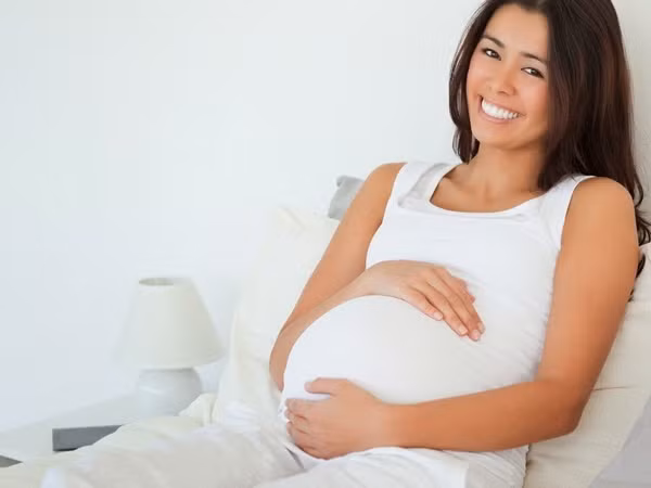 Tại Trung Quốc, bà mẹ mang thai không được cười quá to, không được tức giận và không được suy nghĩ tiêu cực. Các mẹ bầu cũng phải ăn thực phẩm màu sáng để em bé sinh ra sẽ trắng trẻo xinh xắn.
