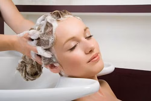 Phẩm màu tổng hợp. Nếu nhìn thấy trên nhãn dầu gội là FD &amp; C hoặc D &amp; C, thì đó là phẩm màu nhân tạo. Bột màu này xuất phát từ dầu mỏ hoặc than. Đây là chất gây dị ứng da, gây ung thư và có thể gây tăng động cho trẻ em. Chất này đã được Bảng Phân loại và Ghi nhãn Châu Âu, Liên minh Châu Âu liệt vào danh sách đen.