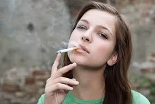 Ngược lại, nếu chúng ta quá nghiêm khắc thì có nghĩa chúng ta vô tình dạy con rằng, sẽ không ai đứng về phía con khi con cần nhất. Không có gì lạ khi có nhiều thanh thiếu niên thiếu sự yêu thương lúc nhỏ sẽ tìm đến thuốc để làm dịu bản thân khi họ căng thẳng vì họ nhận thức sự yêu thương không có sẵn.