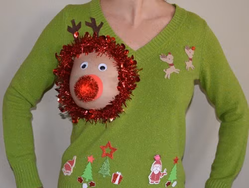 Các mẹ sẽ thoải mái đi chơi noel và cho con bú bằng cách mở chiếc mũi của chú tuần lộc mà không cần cởi áo. Chiếc áo này được nhiều người công nhận là áo Giáng sinh khó đỡ nhất mọi thời đại.