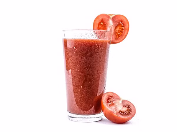 Nước ép cà chua: Nước ép cà chua giúp làn da trắng sáng rực rỡ và đều màu hơn. Bạn có thể trộn nước ép cà chua với mật ong rồi bôi lên mặt để dưỡng da mỗi ngày.