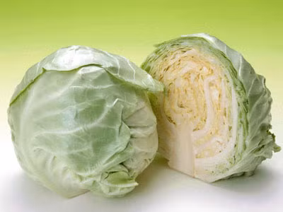 2. Não – rau họ cải. Bông cải xanh, súp lơ, bắp cải và các loại rau họ cải khác có chứa chất acetylcholine, thúc đẩy bộ nhớ của não. Nghiên cứu cho thấy rằng ăn 2 loại rau cải mỗi ngày sẽ làm chậm 40% quá trình suy giảm trí nhớ. Tốt nhất nên sử dụng nó làm thức ăn lạnh hoặc salat, không nên nấu quá chín vì sẽ làm các thành phần hoạt chất bị phá hủy.