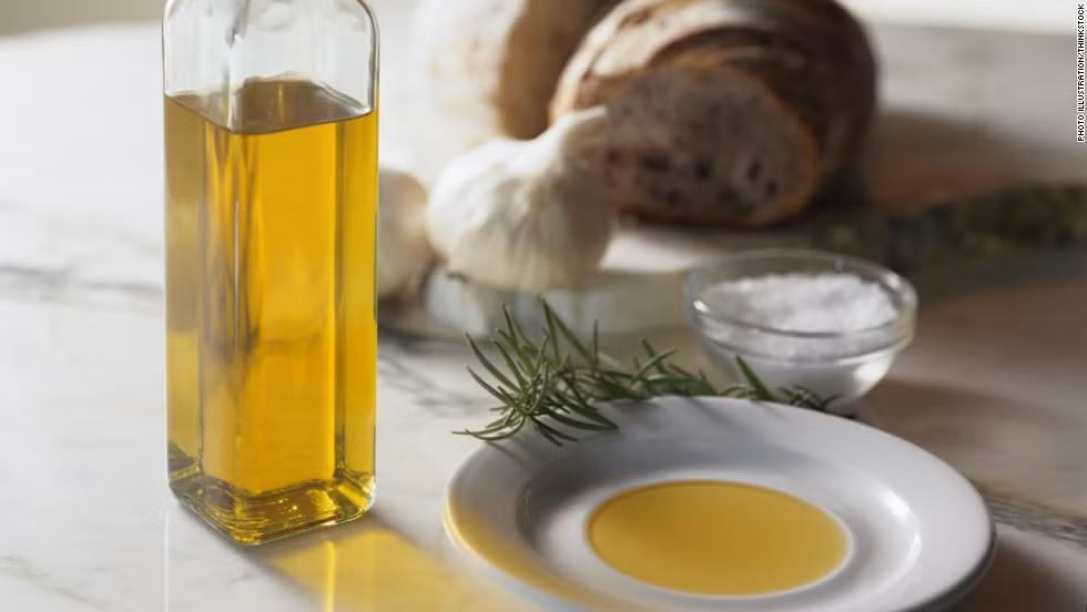 Dùng dầu oliu. Một nghiên cứu ở Tây Ban Nha đã chứng minh, bổ sung dầu oliu có thể làm giảm tỷ lệ mắc các bệnh tim mạch ở những bệnh nhân có tiền sử bệnh tim.