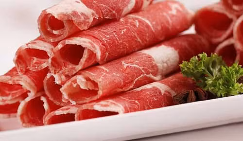 Gần đây, nhiều nghiên cứu đã đưa ra minh chứng rằng, thịt chế biến gây ung thư và thịt đỏ chưa qua chế biến cũng có thể gây ung thư khiến cho người tiêu dùng hoang mang không biết ăn gì trong bữa cơm hàng ngày.