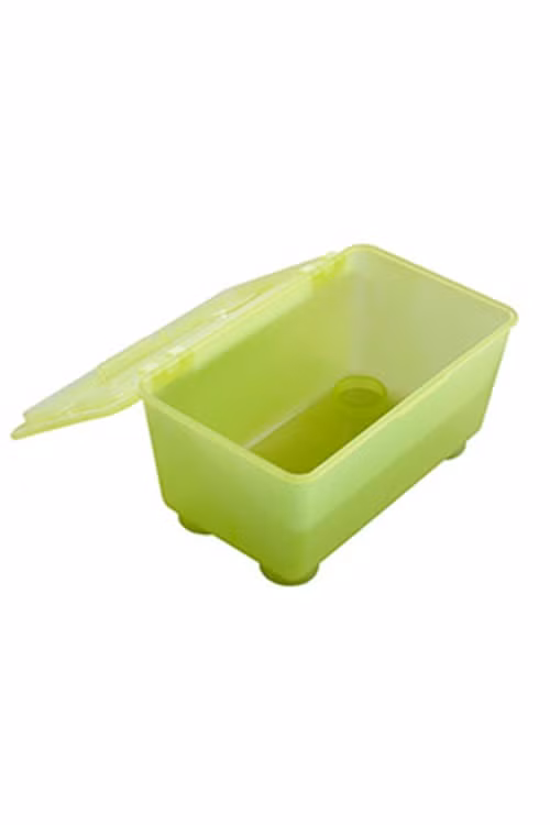Đặt các loại snack vào trong hộp kín mới bỏ vào tủ lạnh. Đây là loại thực phẩm không mấy lành mạnh đối với sức khỏe và bạn cần giấu kín nó khỏi tầm mắt. Một nghiên cứu cho thấy, nếu đặt socola vào một cái bát trong sẽ khiến bạn ăn nó nhiều hơn 70% so với bát đục.