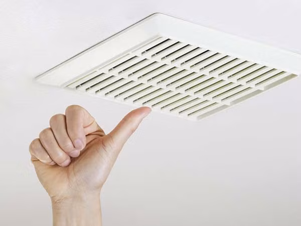 Không bật quạt thông gió. Hãy tạo thói quen cứ vào nhà vệ sinh là bật quạt thông gió để nó quét sạch không khí và vi khuẩn ra khỏi phòng.