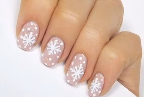 Có thể đó là hình bông tuyết trắng trên nền đỏ, cây thông xanh trên nền trắng và một số họa tiết khác để mẫu nail thêm phần sinh động.