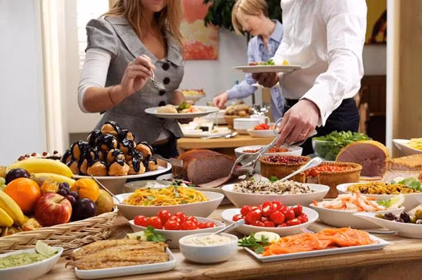 Không nên uống các loại nước có gas khi dự tiệc buffet vì chúng khiến bạn có cảm giác nhanh no, nhanh chán và không thể ăn nhiều món. Sinh tố, nước ép hoa quả hay nước lọc sẽ thích hợp cho những ăn như thế này.