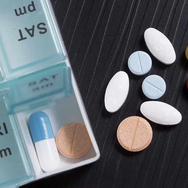 Dùng đồng thời NSAIDS và aspirin. Nếu bác sỹ đã kê đơn liều thấp aspirin và bạn cũng đang dùng NSAIDS giảm đau thì thực sự có thể nguy hiểm. Trong khi aspirin ngăn ngừa máu đông hình thành thì NSAIDS lại ngăn chặn tác dụng đó. Vì vậy mà nếu muốn dùng cả 2 loại thuốc thì bạn nên dùng aspirin vào buổi sáng và chờ 2-4 giờ mới dùng NSAIDS.