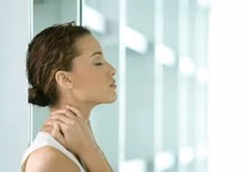  Tư thế sai sẽ ảnh hưởng lâu dài đến cơ bắp và cột sống của chúng ta. Tư thế xấu còn có thể hạn chế mạch máu đi khắp cơ thể và làm cho bạn mệt mỏi nữa.