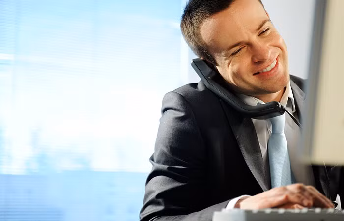 Kẹp điện thoại giữa cổ và vai. Có thể như vậy sẽ làm cho bạn dễ dàng nói chuyện nhưng lại làm ảnh hưởng đến cơ cổ, dưới vai và vai. Nếu bạn cứ để tư thế này lâu dài, sẽ dẫn đến sự mất cân bằng ở một bên cổ, vai và bên kia.
