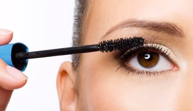 Mascara không thấm nước. Một lớp mascara không thấm nước thì bạn sẽ không phải lo lắng gì về vấn đề mồ hôi cuốn trôi nó đi khi vận động.