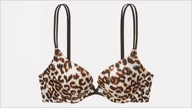 Push-up bra. Là loại áo ngực có miếng độn dầy ở phía dưới giúp những cô nàng có vòng ngực khiêm tốn đủ tự tin. Có loại miếng độn may liền trong áo ngực, có loại có thể tháo gỡ miếng độn một cách linh hoạt. Điều này hoàn toàn đơn giản tùy từng sở thích mà có thể lựa chọn.