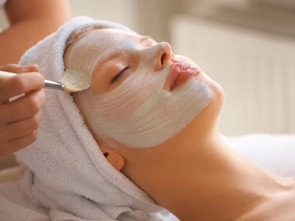 Massage theo chuyển động tròn để làm giảm vết nhăn trên da cũng như hỗ trợ làn da đẹp hoàn hảo hơn.