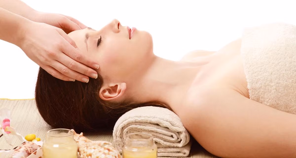 Cả phụ nữ và nam giới trên 35 tuổi đều cần duy trì thói quen massage mặt thường xuyên để ngăn chặn các dấu hiệu lão hóa.