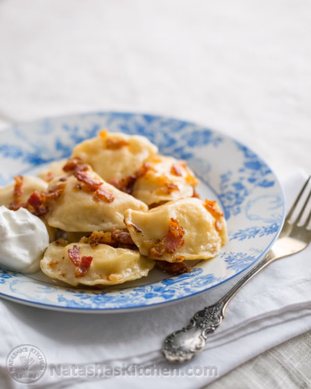 Bánh bao vareniki, Ukraina. Là một kiểu bánh bao có hình dạng bánh gối. Nó có thể là bánh bao mặn với khoai tây và phô mai hoặc bánh ngọt với vị anh đào.