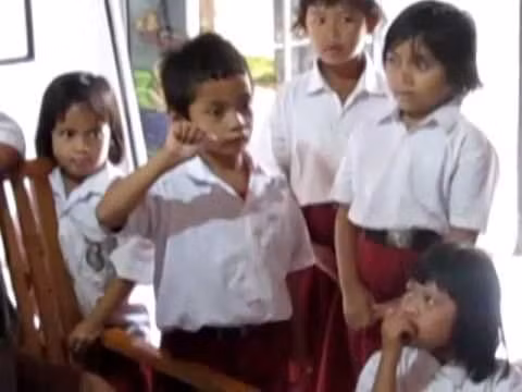 Ngôn ngữ khiếm thính ở đây lấn át việc giao tiếp bằng lời. Ở trường giáo viên giảng dạy bằng cả lời nói và ngôn ngữ kí hiệu. Gia đình nào cũng dạy con cái mình ngôn ngữ này để truyền thống luôn được phát huy.