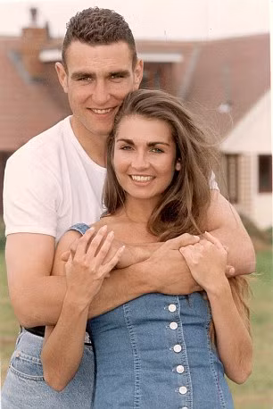 Vinnie Jones và Tayna kết hôn năm 1994. 21 năm yêu và cưới, họ đã cùng nhau trải qua nhiều khó khăn trong cuộc sống, đặc biệt là căn bệnh ung thư.