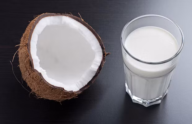 Sữa dừa. Sữa dừa được sử dụng trong rất nhiều món ăn và nếu bạn để nó dài ngày cũng không ảnh hưởng gì đến chất lượng. Chỉ cần bạn chọn loại hoàn toàn tự nhiên không gồm chất bảo quản thì có thể yên tâm tích trữ nó lâu dài.