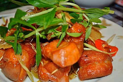 Từng miếng thịt bê vàng rộm, thơm ngon mà không bị ngấy đã trở thành điểm nhất đặc trưng của du khách khi đến với Mộc Châu.