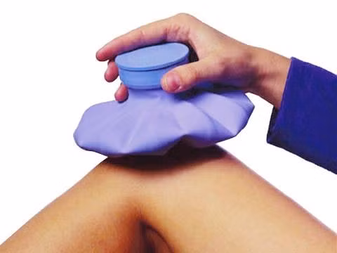 Múc toàn bộ hỗn hợp đã giã gói vào băng gạc, tiếp tục lấy giấy bạc bọc lại và nướng cho gói thuốc nóng lên sau đó đắp vào chỗ đau.